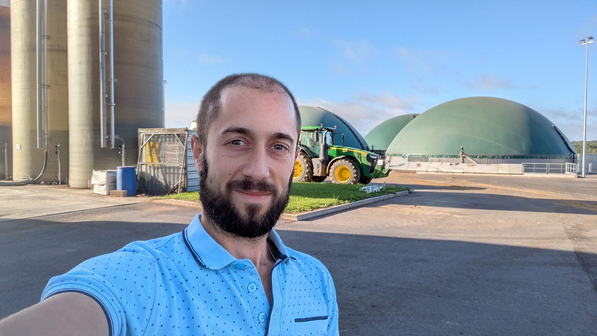 Photo Jean-Bernard DUMENIL devant des méthaniseurs